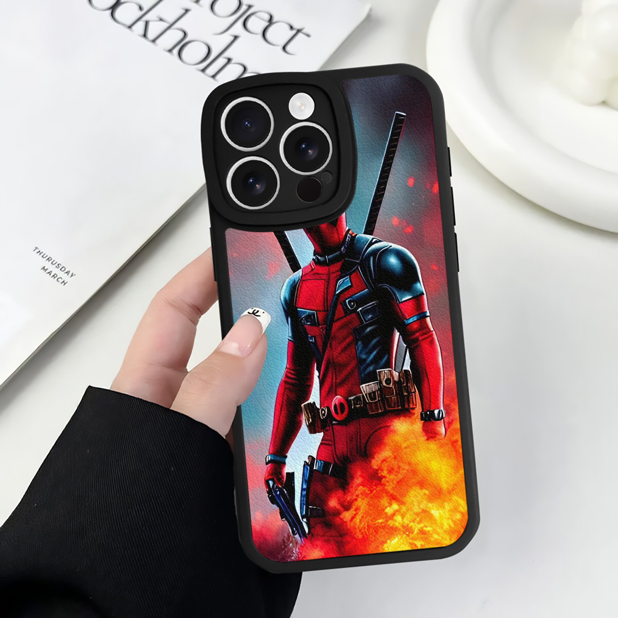 （画像用） Deadpool デッドプール 【iPhone 16シリーズ対応】シリコンスマホケース（レザー調） 材質：シリコン
